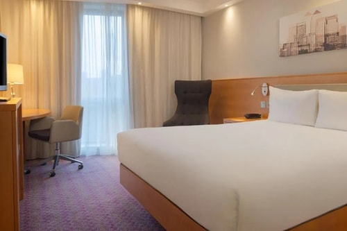 Queen Room Near Ufford Street Gardens LON 1 Luxury Bookings