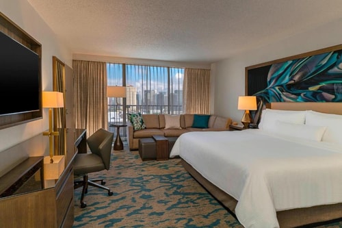 Guest Room Near Museum of Illusions Houston HOU Luxury Bookings