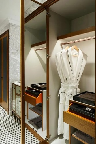Deluxe King Room Near The Graffiti Tunnel LON 1 Luxury Bookings