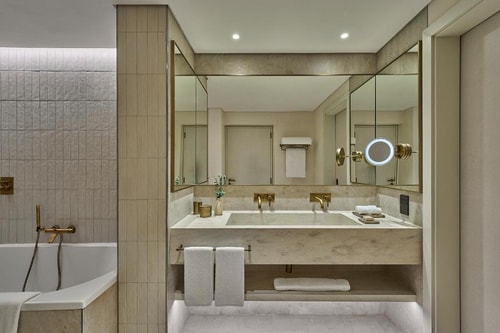 Executive Suite Near Khor Al Maqta Park 4 Luxury Bookings
