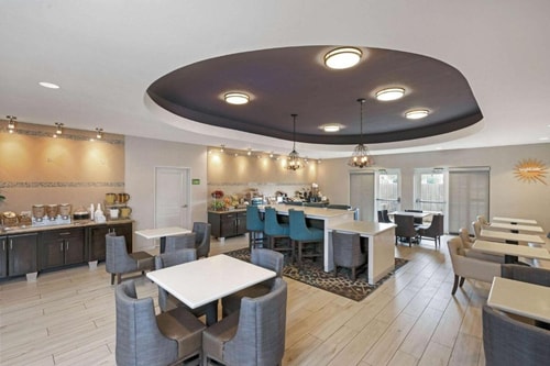 King Room Near Shadowbriar Elementary School HOU 7 Luxury Bookings