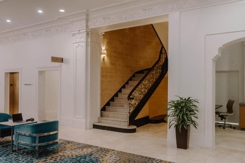 King Room Near Discovery Green in Houston HOU 8 Luxury Bookings