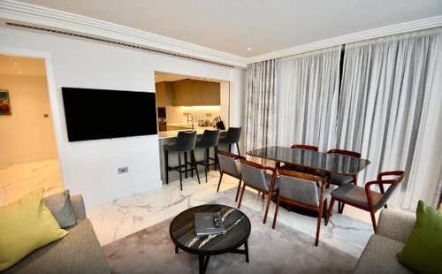 3 Bedroom Deluxe Apartment Near Barclays Bank LON 8 Luxury Bookings