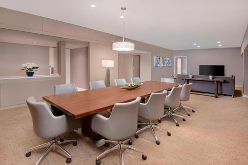 King Room Near AFS Premier Fitness DAL 8 Luxury Bookings
