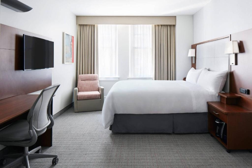 King Room Near Discovery Green in Houston HOU Luxury Bookings