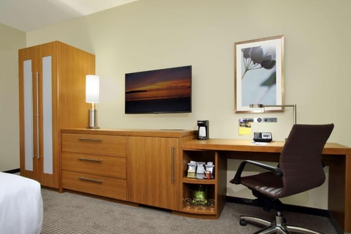 King Room Near Layne Hendrix Memorial Bench HOU 2 Luxury Bookings