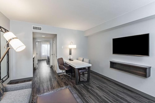 Premium King Suite Near Don McGill Toyota HOU 4 Luxury Bookings