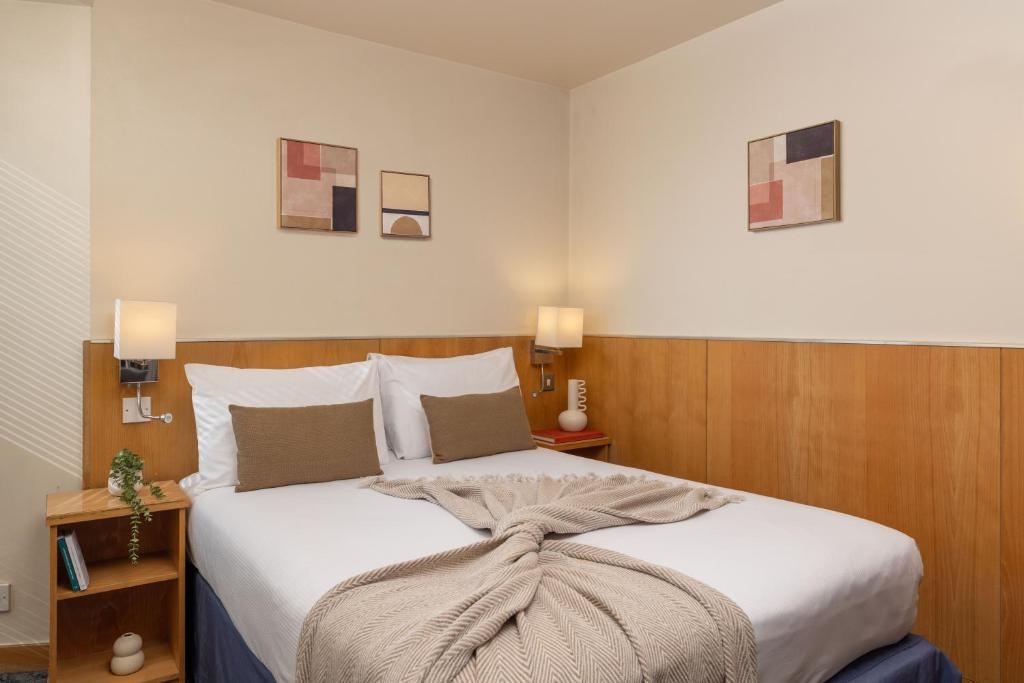 Classic Double Room Near Dominion Theatre LON Luxury Bookings