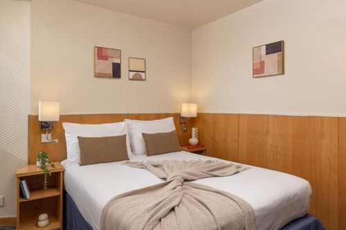 Classic Double Room Near Dominion Theatre LON Luxury Bookings