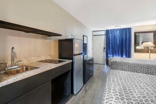 King or Twin Room Gator Golf Adventure Park ORL 4 Luxury Bookings