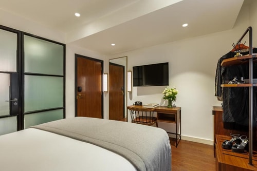 Standard Queen Room Near Cool Britania Shop LON 1 Luxury Bookings