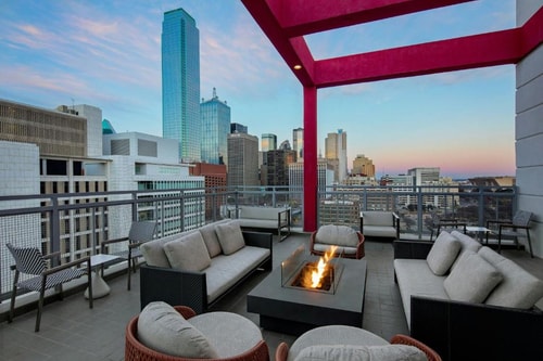 King Room Near The Dallas World Aquarium DAL 9 Luxury Bookings