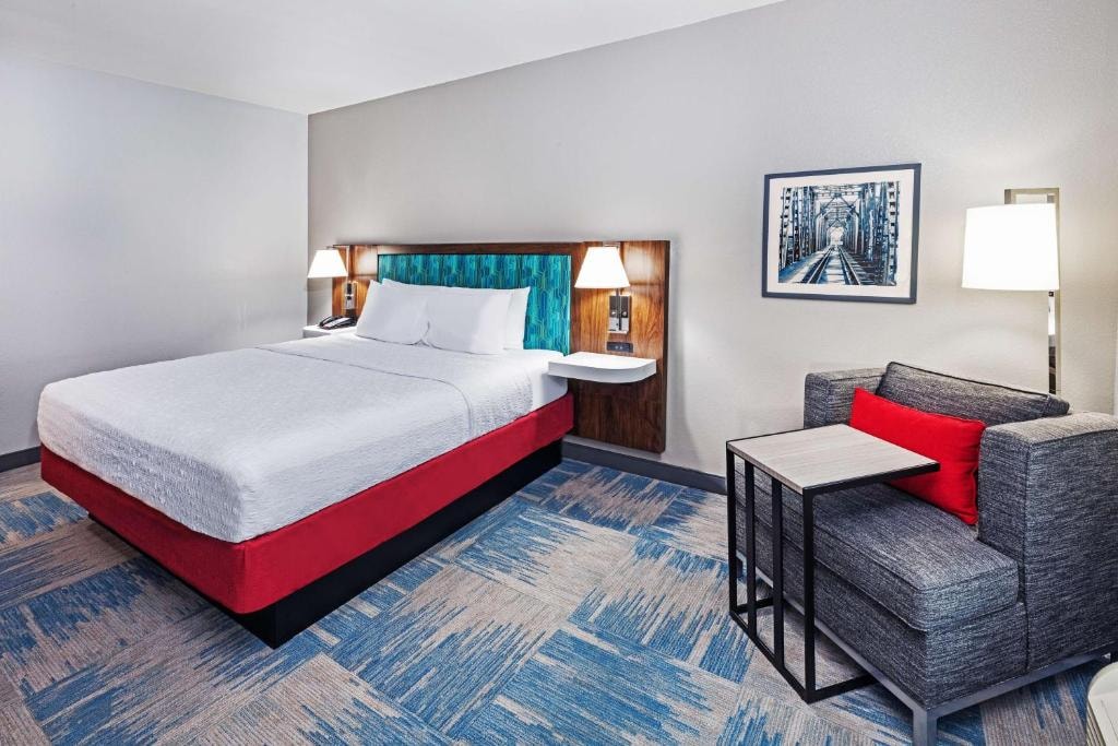 King Room Near Cottage Grove Park HOU Luxury Bookings