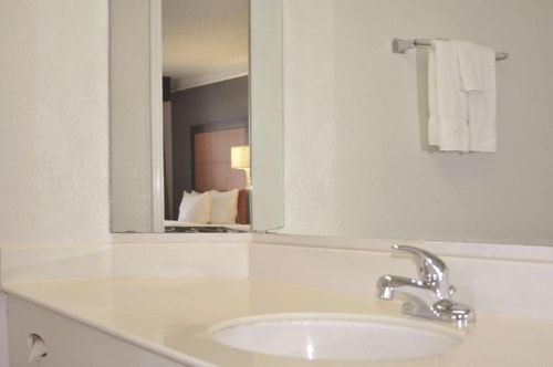 Deluxe Room Near The Charlotte American Bistro DAL 6 Luxury Bookings