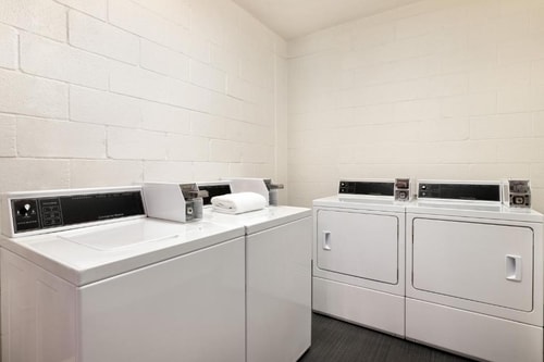 Standard King Room Near IAH Airport Area HOU 14 Luxury Bookings