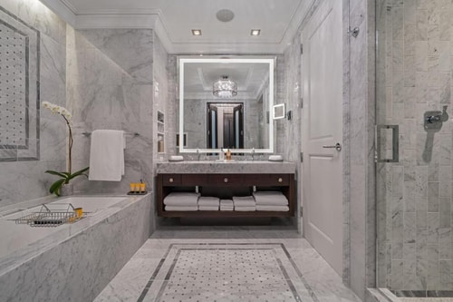 Luxury King Room Near Memorial Park HOU 5 Luxury Bookings