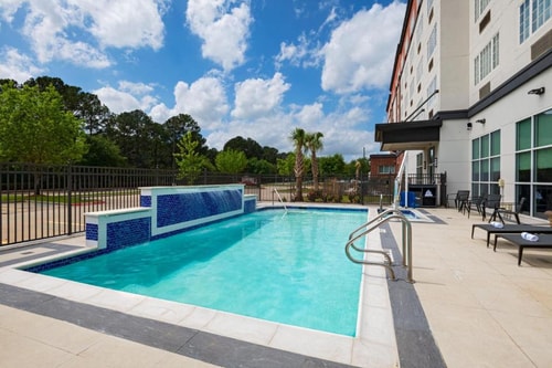 Queen Room Near Brenda and John Duncan YMCA HOU 5 Luxury Bookings