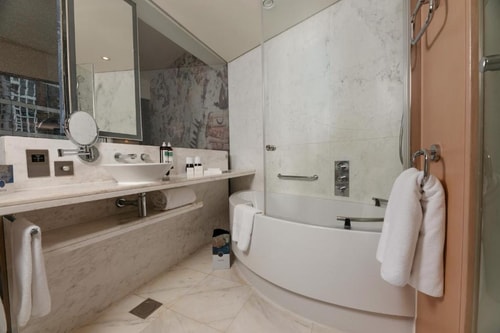 Standard King Or Twin Room Near AmericanUniversity 5 Luxury Bookings