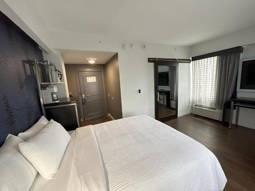 Standard King Room Near Ferris Plaza DAL 2 Luxury Bookings