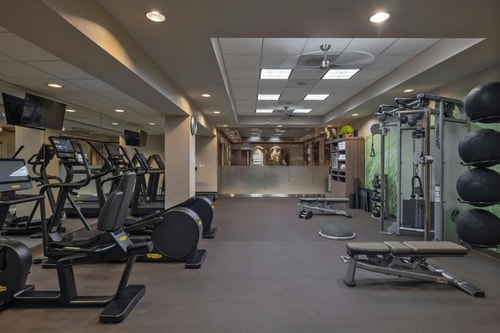 Guest room Near Federal American Grill HOU 13 Luxury Bookings