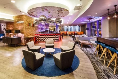 King or Twin Room Near Tesco Bank LON 4 Luxury Bookings