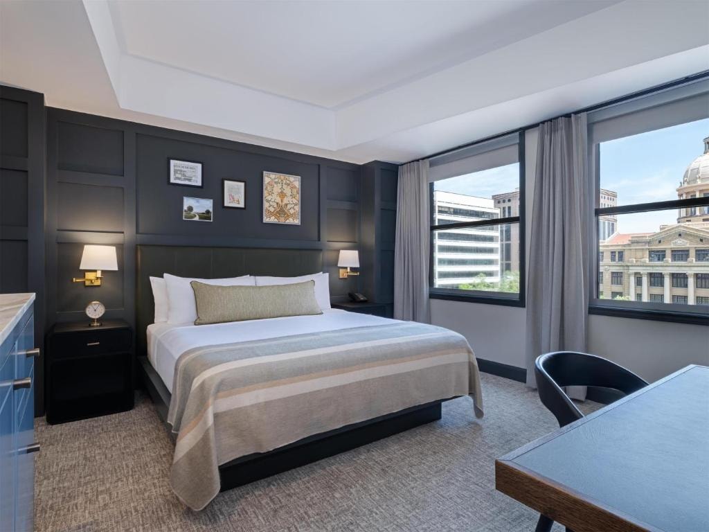 King Room Near Downtown Aquarium HOU Luxury Bookings