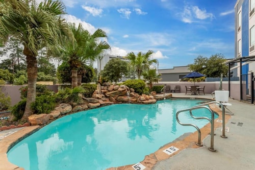 King Room Near Suns Wholesale Club HOU 10 Luxury Bookings
