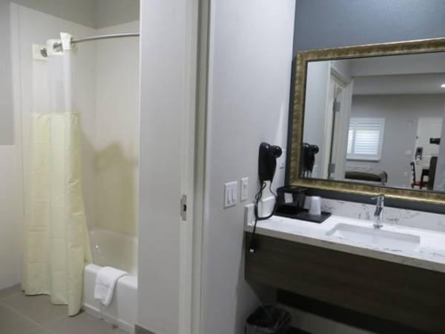 King Suite Near Collins Elementary School HOU 3 Luxury Bookings