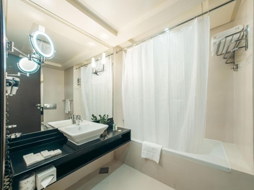 Deluxe King Room Near Abu Dhabi Mall 5 Luxury Bookings