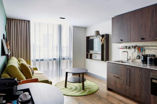 1 Bedroom Suite Near Tesco Superstore LON 4 Luxury Bookings