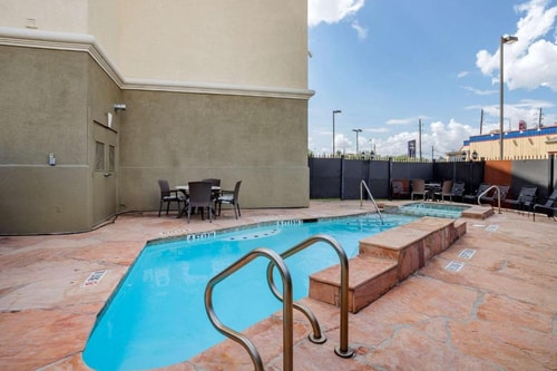Queen Room Near Methodist Training Center HOU 10 Luxury Bookings