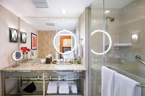 King Room Near To Cullen Family Plaza HOU 2 Luxury Bookings