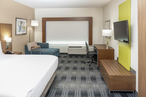 Standard King Room Near Nexus Hospital HOU 2 Luxury Bookings