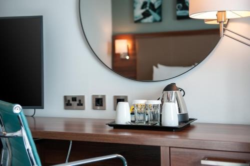 Queen Room Near E2 Staff Car Par LON 3 Luxury Bookings