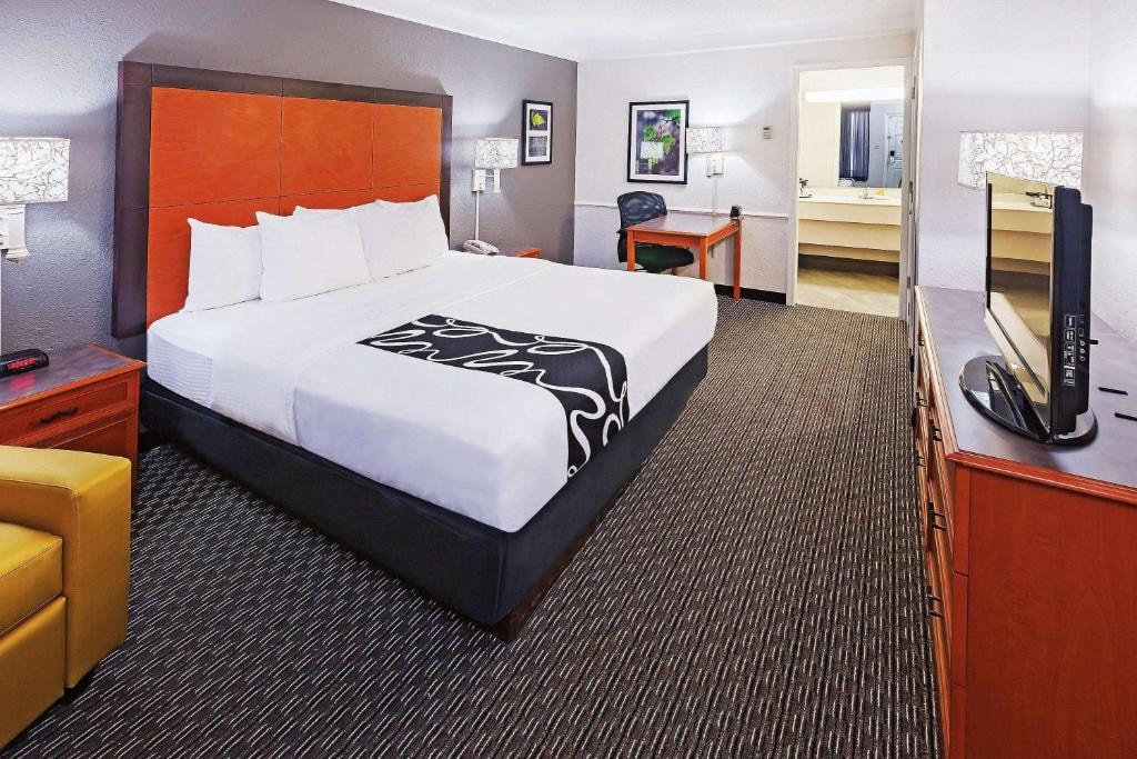 Deluxe Room Near The Charlotte American Bistro DAL Luxury Bookings