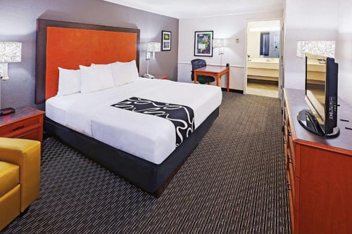 Deluxe Room Near The Charlotte American Bistro DAL Luxury Bookings