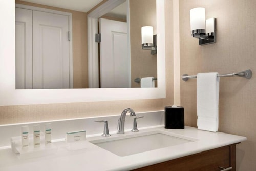 Queen Studio Near The Park At Willbern HOU 7 Luxury Bookings
