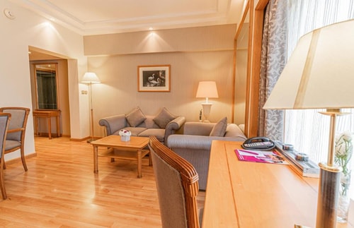 Executive Suite Near Capital Park 4 Luxury Bookings