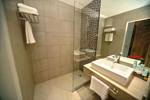 Deluxe King Or Twin Room Near Real Mini Mart Dubai 6 Luxury Bookings