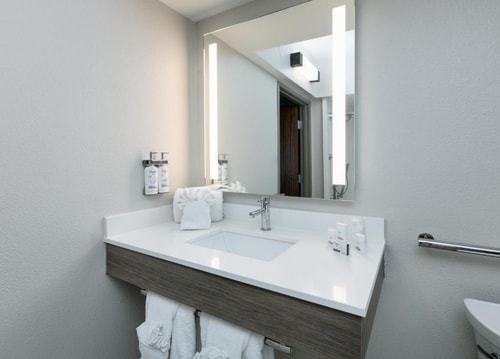Standard King Room Near Ace Kitchen And Lounge DAL 4 Luxury Bookings