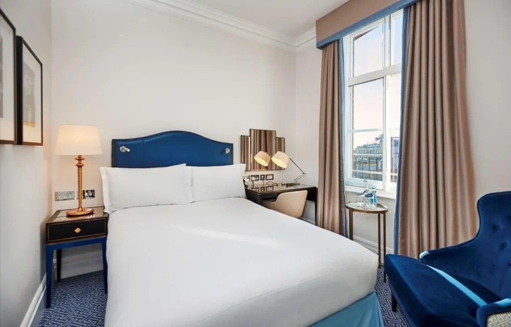 Queen Room Near Floral Court LON Luxury Bookings