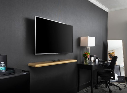 Standard King Room Near Arthur Storey Park HOU 3 Luxury Bookings