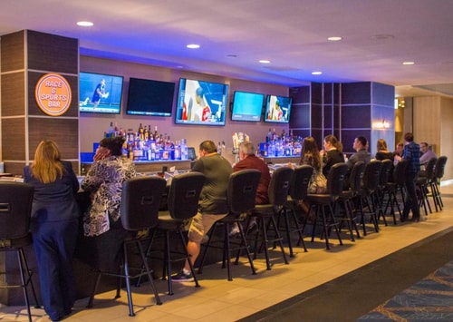 Deluxe Room Near Edwin K Leishman Art LAS 10 Luxury Bookings