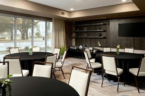 King Room Near The Dallas World Aquarium DAL 12 Luxury Bookings
