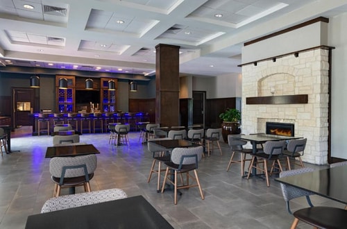 Queen Room Near Brenda and John Duncan YMCA HOU 9 Luxury Bookings