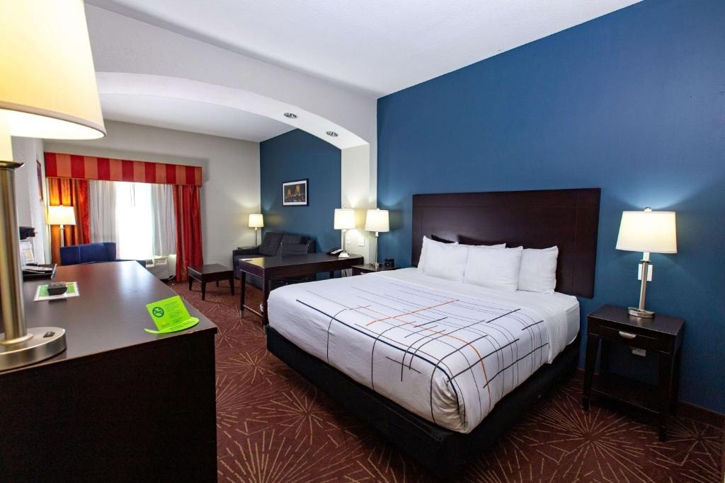 Deluxe King Room Near Thomas Bell Foster Park HOU Luxury Bookings