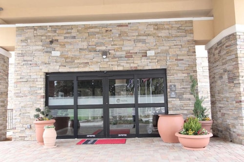 King Room Near A-MAX Auto Insurance DAL 6 Luxury Bookings