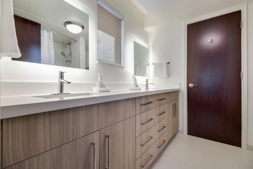 King Suite Near Octapharma Plasma DAL 5 Luxury Bookings