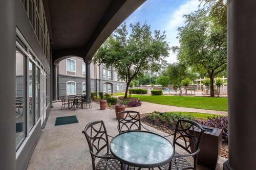 King Room Near BE Staffing Solutions HOU 16 Luxury Bookings