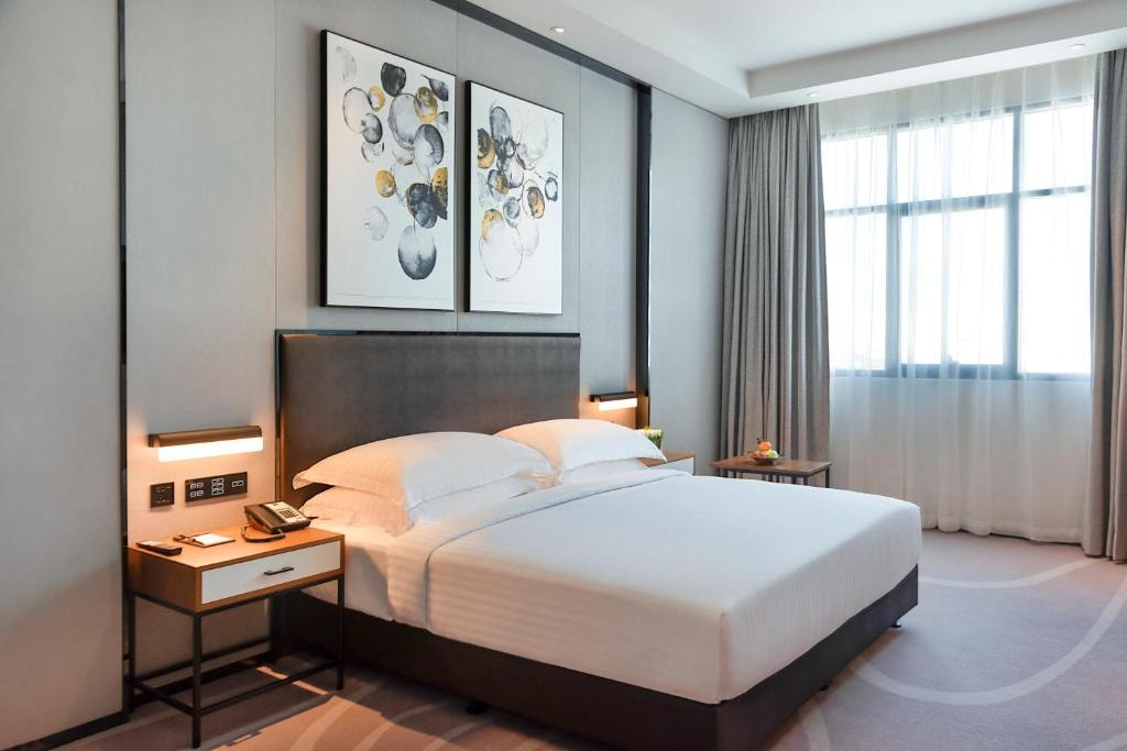 Deluxe King Or Twin Room Near Life Pharmacy Deira Luxury Bookings
